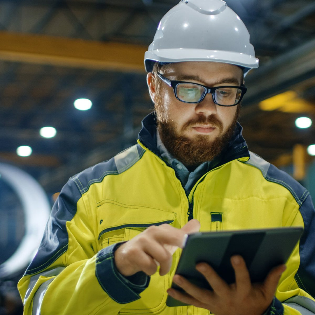 Picture of a workman with a tablet